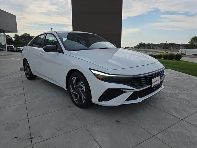 Hyundai Elantra Vehicle Full-screen Gallery Image 3