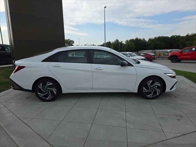 Hyundai Elantra Vehicle Full-screen Gallery Image 4