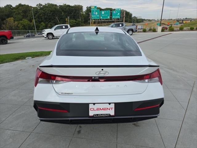 Hyundai Elantra Vehicle Full-screen Gallery Image 7