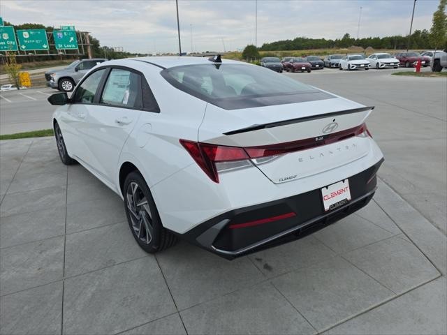 Hyundai Elantra Vehicle Full-screen Gallery Image 8