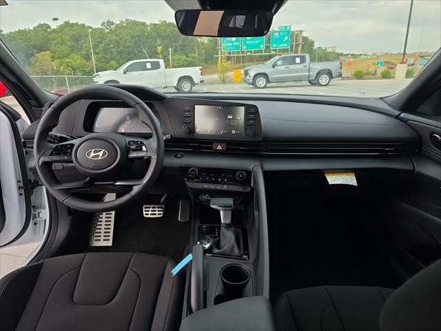 Hyundai Elantra Vehicle Full-screen Gallery Image 9