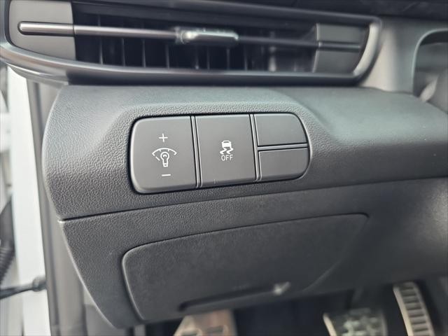 Hyundai Elantra Vehicle Full-screen Gallery Image 10