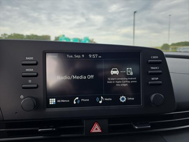 Hyundai Elantra Vehicle Full-screen Gallery Image 16