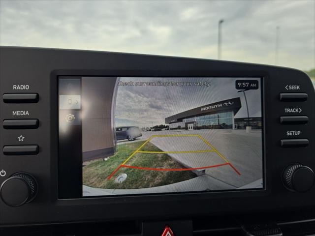 Hyundai Elantra Vehicle Full-screen Gallery Image 17