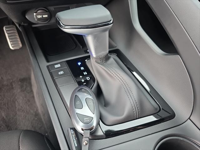 Hyundai Elantra Vehicle Full-screen Gallery Image 19