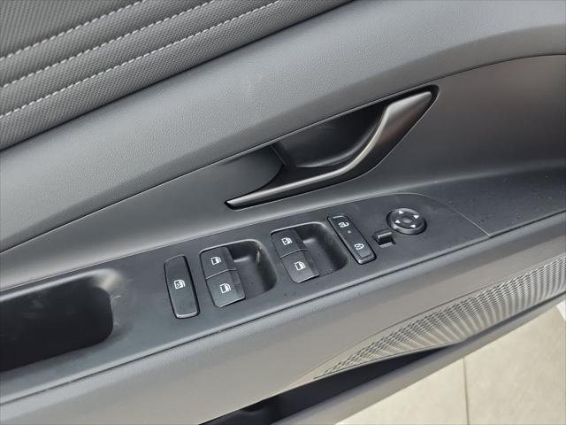 Hyundai Elantra Vehicle Full-screen Gallery Image 20