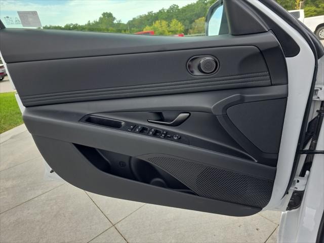 Hyundai Elantra Vehicle Full-screen Gallery Image 21