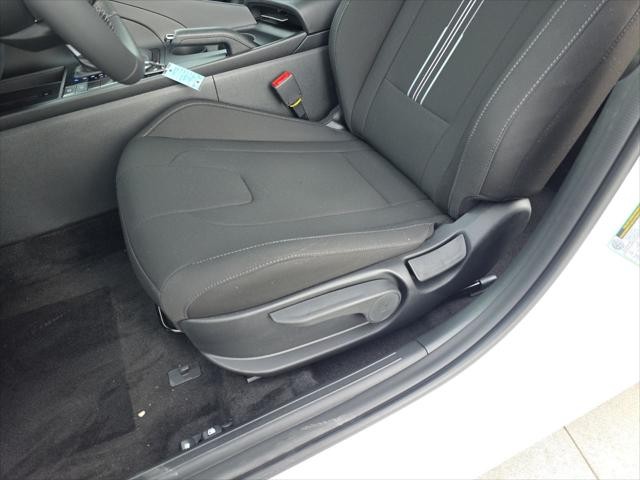 Hyundai Elantra Vehicle Full-screen Gallery Image 22