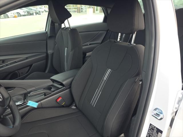 Hyundai Elantra Vehicle Full-screen Gallery Image 23