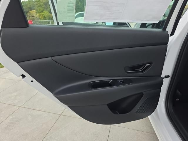 Hyundai Elantra Vehicle Full-screen Gallery Image 24