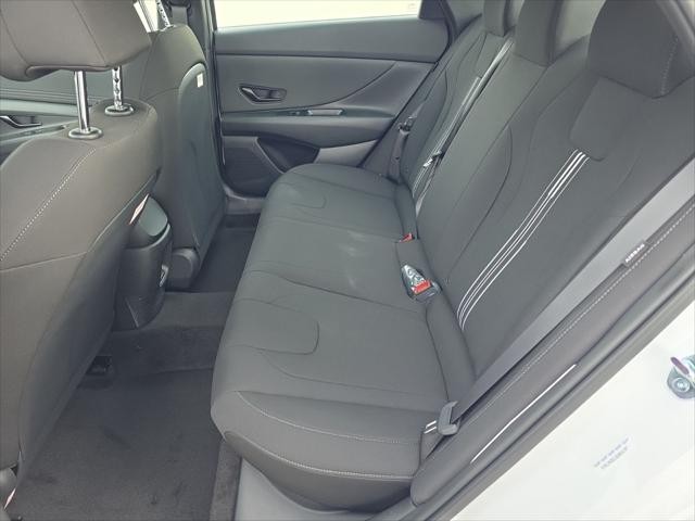 Hyundai Elantra Vehicle Full-screen Gallery Image 25