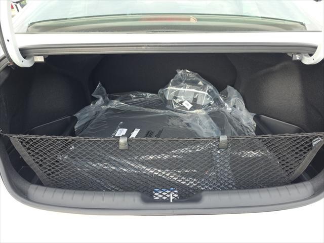 Hyundai Elantra Vehicle Full-screen Gallery Image 27