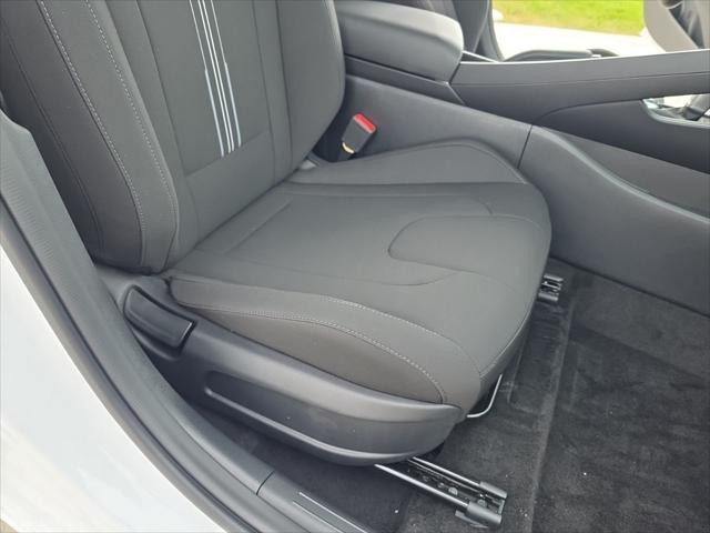 Hyundai Elantra Vehicle Full-screen Gallery Image 28