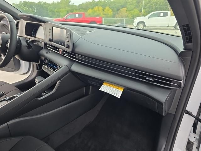 Hyundai Elantra Vehicle Full-screen Gallery Image 29