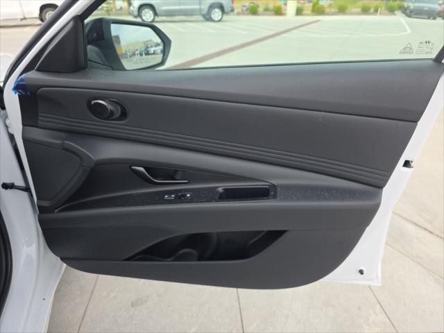 Hyundai Elantra Vehicle Full-screen Gallery Image 30