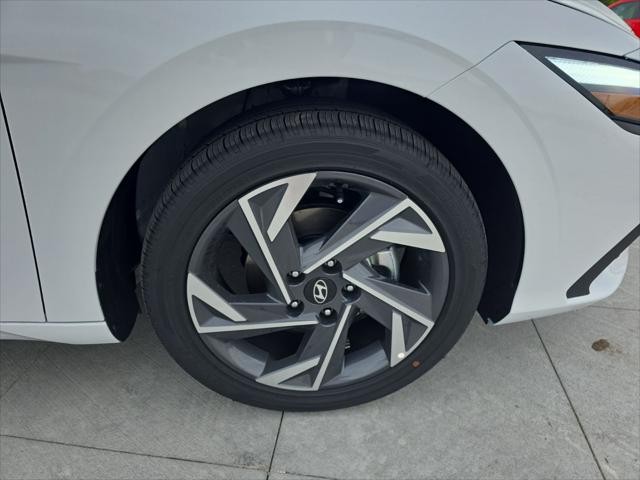 Hyundai Elantra Vehicle Full-screen Gallery Image 31