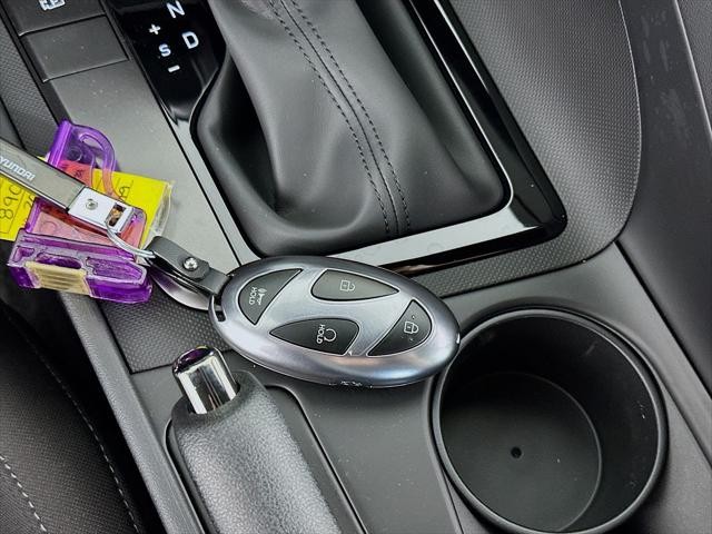 Hyundai Elantra Vehicle Full-screen Gallery Image 20