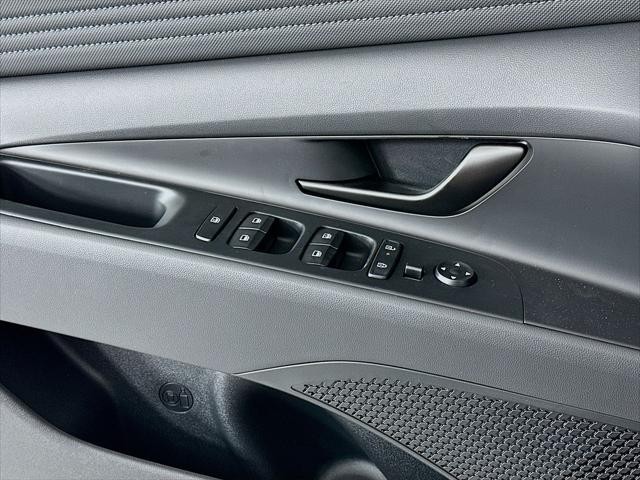 Hyundai Elantra Vehicle Full-screen Gallery Image 21