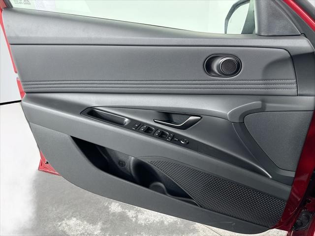 Hyundai Elantra Vehicle Full-screen Gallery Image 22