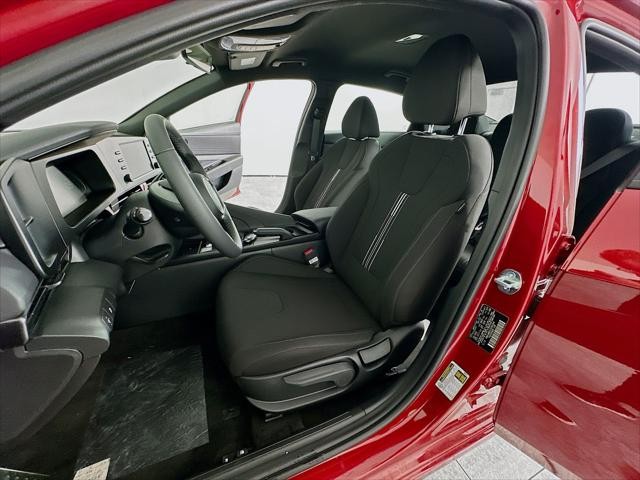 Hyundai Elantra Vehicle Full-screen Gallery Image 24