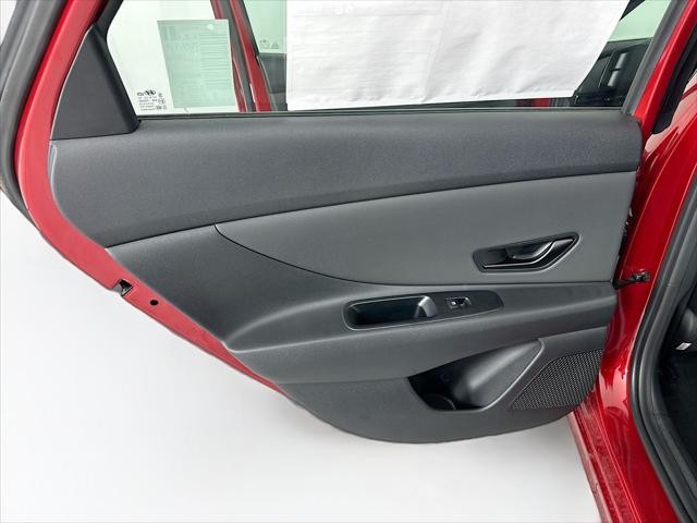 Hyundai Elantra Vehicle Full-screen Gallery Image 25