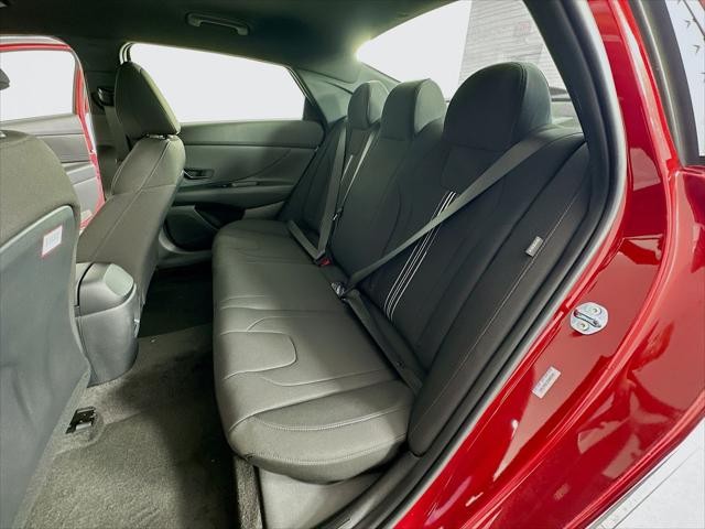 Hyundai Elantra Vehicle Full-screen Gallery Image 26