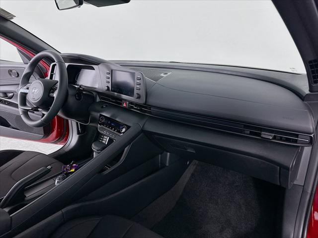 Hyundai Elantra Vehicle Full-screen Gallery Image 28