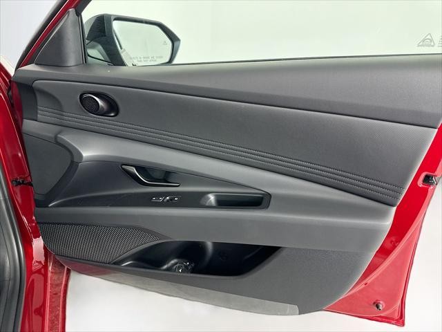 Hyundai Elantra Vehicle Full-screen Gallery Image 29