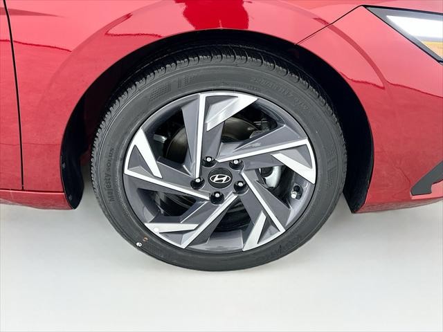 Hyundai Elantra Vehicle Full-screen Gallery Image 30