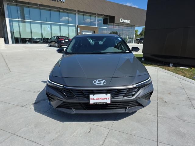 Hyundai Elantra Vehicle Full-screen Gallery Image 2