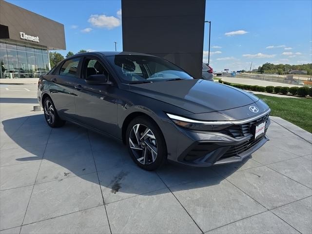 Hyundai Elantra Vehicle Full-screen Gallery Image 3