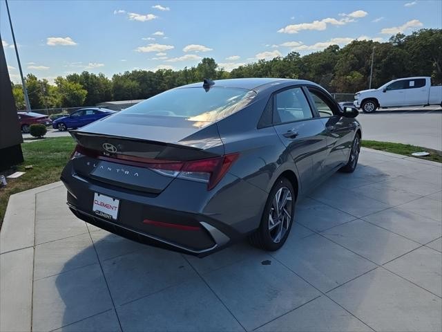 Hyundai Elantra Vehicle Full-screen Gallery Image 6