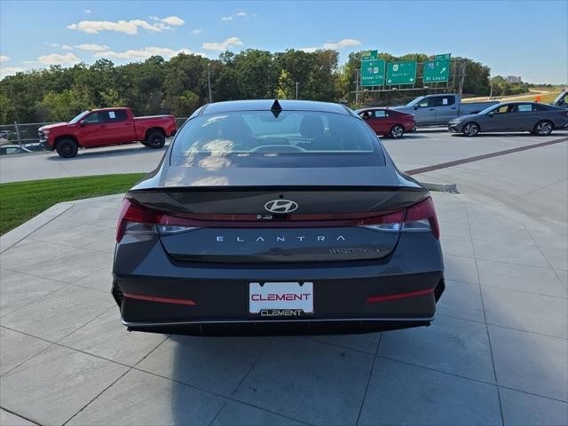 Hyundai Elantra Vehicle Full-screen Gallery Image 7