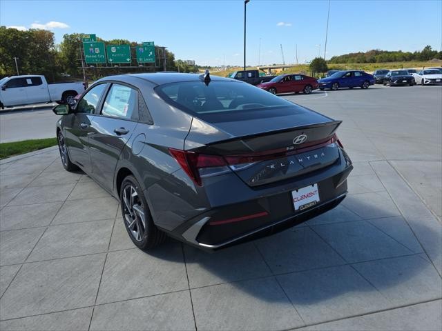 Hyundai Elantra Vehicle Full-screen Gallery Image 8