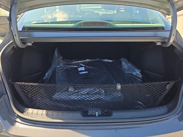 Hyundai Elantra Vehicle Full-screen Gallery Image 9