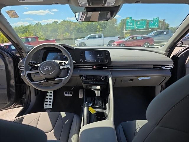 Hyundai Elantra Vehicle Full-screen Gallery Image 10