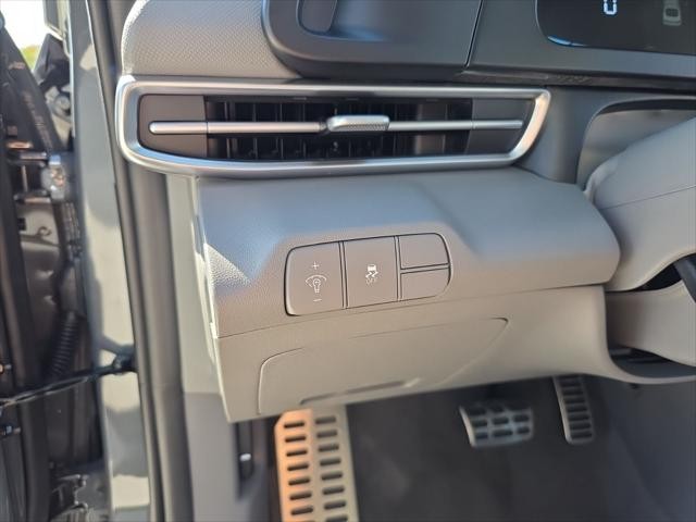 Hyundai Elantra Vehicle Full-screen Gallery Image 11