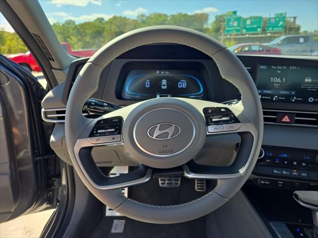 Hyundai Elantra Vehicle Full-screen Gallery Image 12