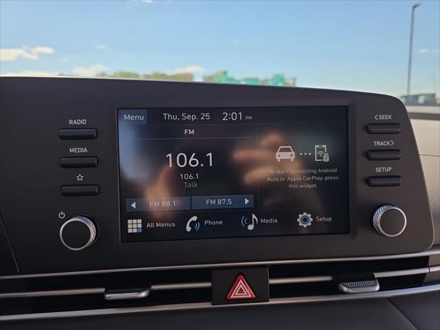 Hyundai Elantra Vehicle Full-screen Gallery Image 17