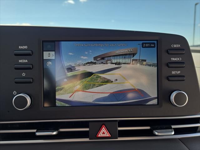 Hyundai Elantra Vehicle Full-screen Gallery Image 18