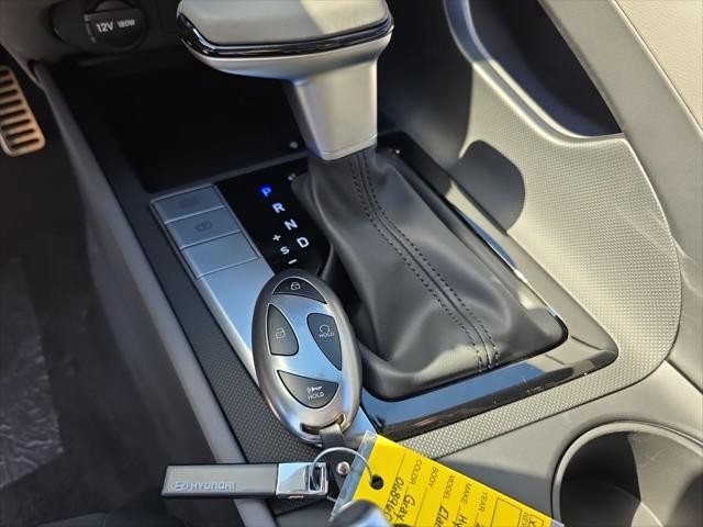 Hyundai Elantra Vehicle Full-screen Gallery Image 20