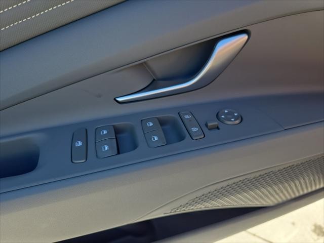 Hyundai Elantra Vehicle Full-screen Gallery Image 21