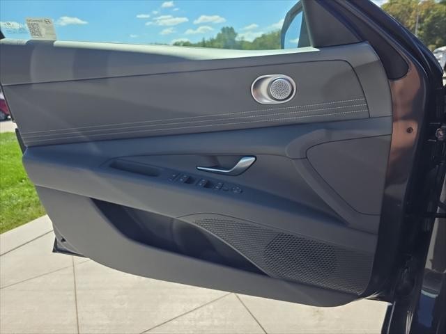 Hyundai Elantra Vehicle Full-screen Gallery Image 22