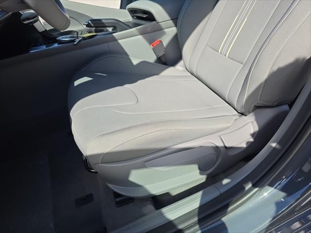 Hyundai Elantra Vehicle Full-screen Gallery Image 23