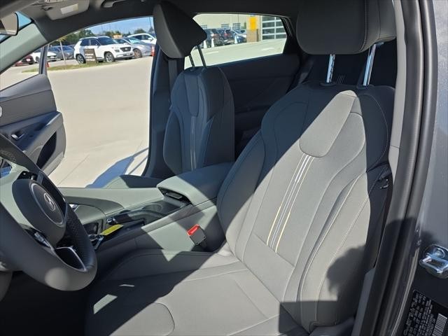 Hyundai Elantra Vehicle Full-screen Gallery Image 24