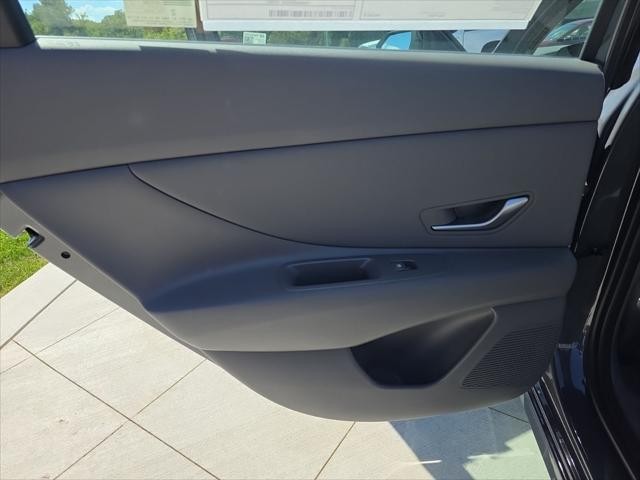 Hyundai Elantra Vehicle Full-screen Gallery Image 25