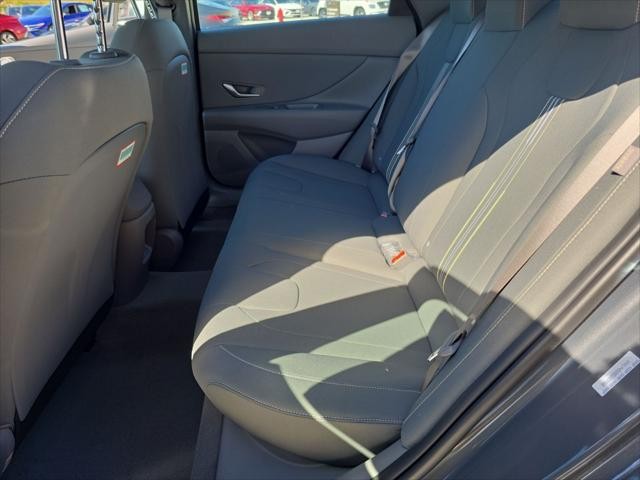 Hyundai Elantra Vehicle Full-screen Gallery Image 26