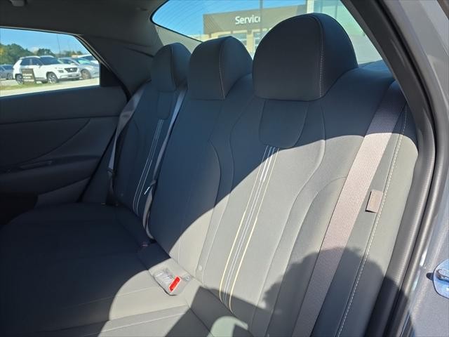 Hyundai Elantra Vehicle Full-screen Gallery Image 27