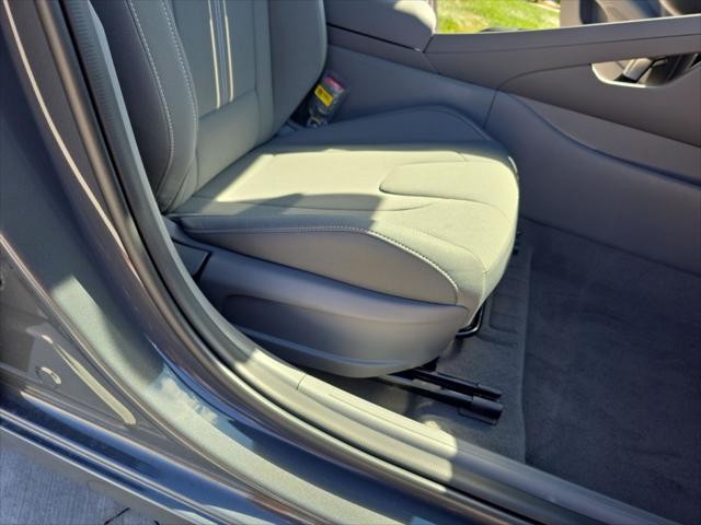 Hyundai Elantra Vehicle Full-screen Gallery Image 28