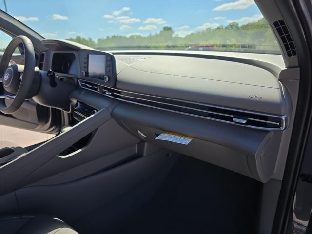 Hyundai Elantra Vehicle Full-screen Gallery Image 29